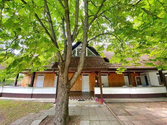 Appartamento Platán üdülő Balatonlelle Esterno foto